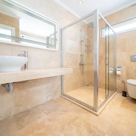 Cennetkoy Kalkan Sleeps 12 ヴィラ